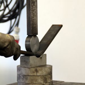 kostecki-metallbau-schlosserei-bauschlosserei-stahl-bearbeitung-richten-pressen-100-tonnen-babenhausen-frankfurt-aschaffenburg