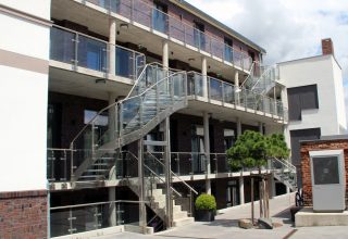 kostecki-metallbau-bauschlosserei-schlosserei-babenhausen-aschaffenburg-frankfurt-hanau-balkon-edelstahl-glas-geländer-modern-1
