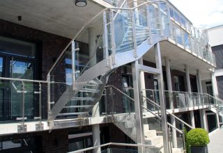 kostecki-metallbau-bauschlosserei-schlosserei-babenhausen-aschaffenburg-frankfurt-hanau-balkon-edelstahl-glas-geländer-modern-2