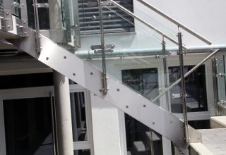 kostecki-metallbau-bauschlosserei-schlosserei-babenhausen-aschaffenburg-frankfurt-hanau-balkon-edelstahl-glas-geländer-modern-4