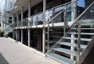 kostecki-metallbau-bauschlosserei-schlosserei-babenhausen-aschaffenburg-frankfurt-hanau-balkon-edelstahl-glas-geländer-modern-5