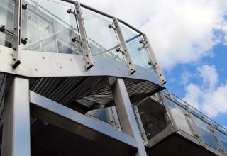 kostecki-metallbau-bauschlosserei-schlosserei-babenhausen-aschaffenburg-frankfurt-hanau-balkon-edelstahl-glas-geländer-modern-7